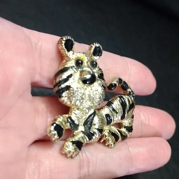 Gold tone tiger brooch - Picture 8 of 8